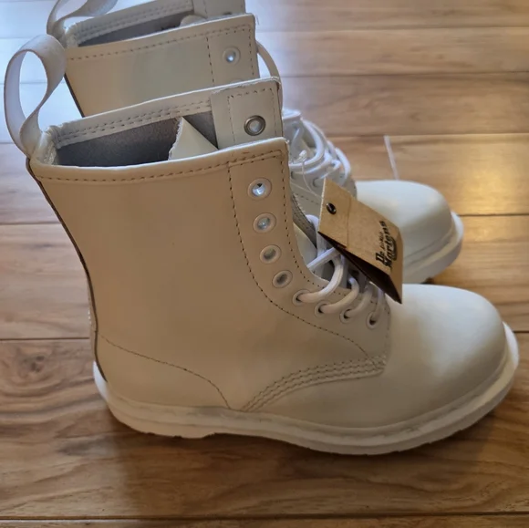 Doc Martens All White Smooth Mono Combat Boots Womens 6 Mens 5 NWT - Picture 2 of 8